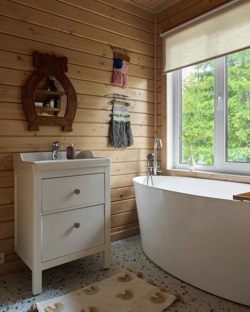 Деревянный, загородный домик.