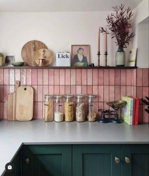 Розовая плитка как акцент на кухне. 04