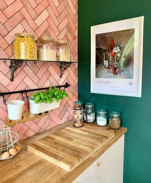 Розовая плитка как акцент на кухне. 05