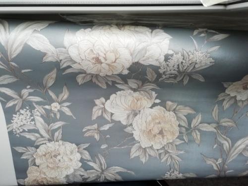 Добрый день!  Хотим сделать ремонт в спальне, на одной стене мы хотим поклеить эти обои, остальные стены покрасить однотонным цветом.