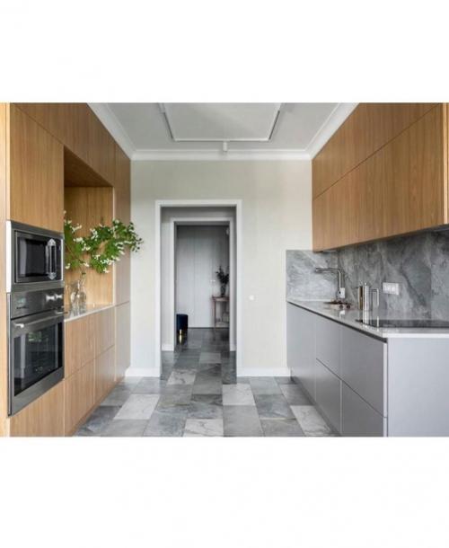 Женщина, которая будет жить в этой квартире.