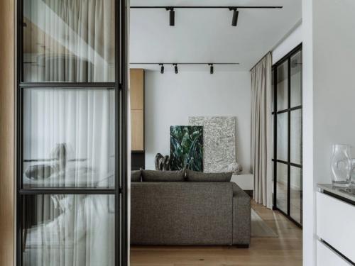 Легкий, графический интерьер квартиры. 01