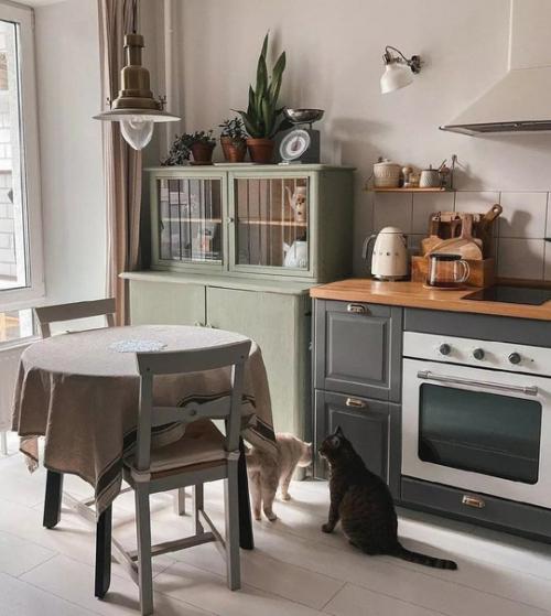 Стильная кухня, которую хозяева уже обжили. 01