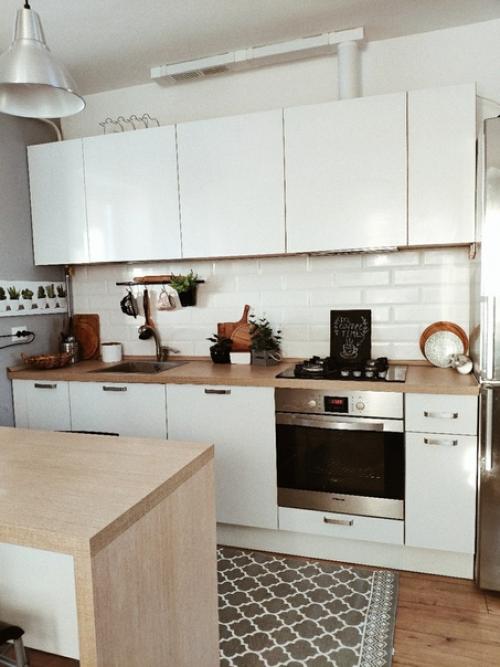 Наша бюджетная кухня и ванная, может кто то знает как красиво скрыть батареи?