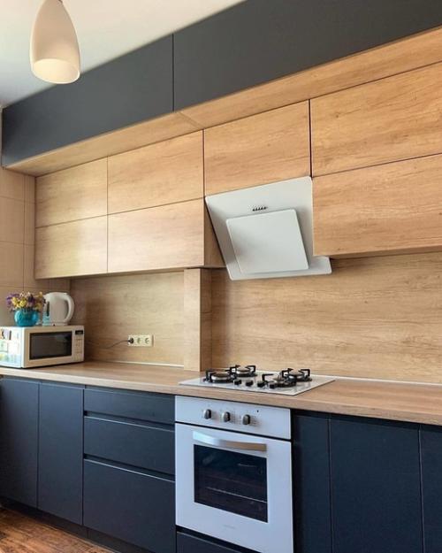 Решили сделать кухню под самый потолок.