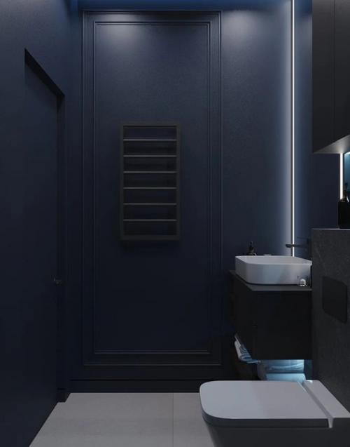 Небольшой санузел в темных тонах.