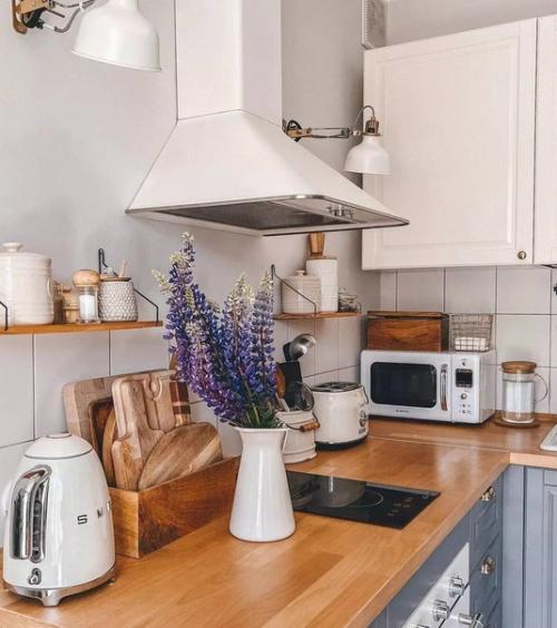 Стильная кухня, которую хозяева уже обжили. 02