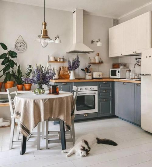 Стильная кухня, которую хозяева уже обжили. 03