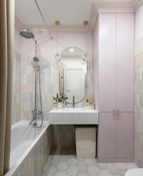 Небольшая ванная комната оформленная в очень нежных тонах.