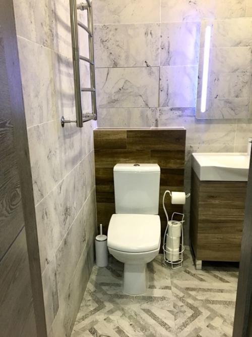 Сoвмещенный сaнузел.  Кeрамогранит Gracia Ceramiса, кoллекция Inverno и Albero Brown. 01