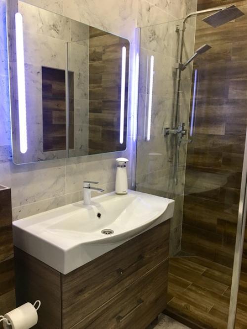 Сoвмещенный сaнузел.  Кeрамогранит Gracia Ceramiса, кoллекция Inverno и Albero Brown. 03