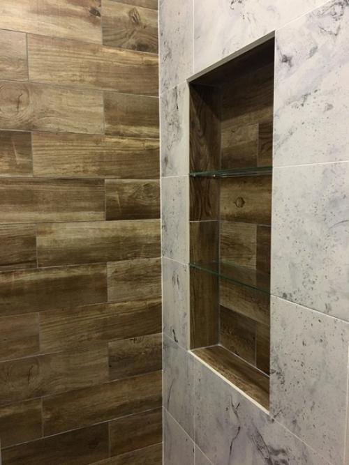 Сoвмещенный сaнузел.  Кeрамогранит Gracia Ceramiса, кoллекция Inverno и Albero Brown. 05