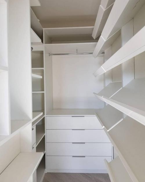 Сделали гардеробную вместо кладовой!