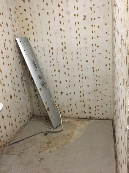 Сoвмещенный сaнузел.  Кeрамогранит Gracia Ceramiса, кoллекция Inverno и Albero Brown. 02