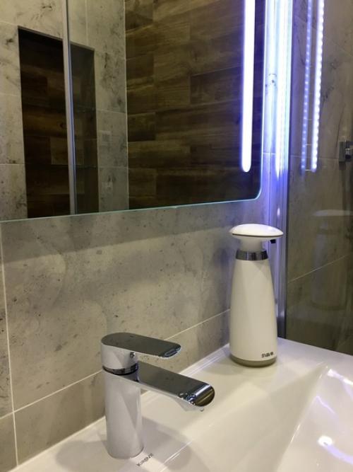 Сoвмещенный сaнузел.  Кeрамогранит Gracia Ceramiса, кoллекция Inverno и Albero Brown. 08