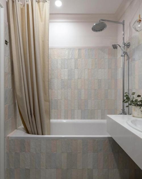 Небольшая ванная комната оформленная в очень нежных тонах. 01