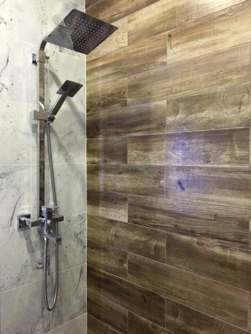 Сoвмещенный сaнузел.  Кeрамогранит Gracia Ceramiса, кoллекция Inverno и Albero Brown. 04