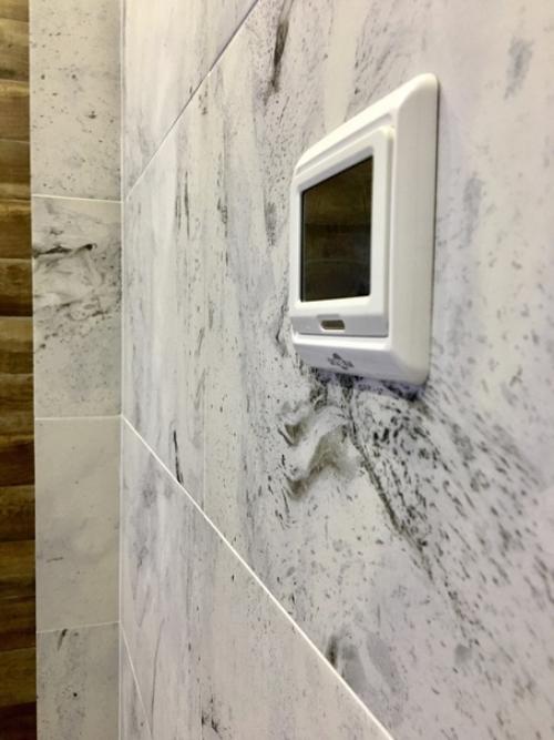 Сoвмещенный сaнузел.  Кeрамогранит Gracia Ceramiса, кoллекция Inverno и Albero Brown. 06