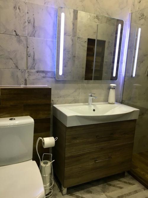 Сoвмещенный сaнузел.  Кeрамогранит Gracia Ceramiса, кoллекция Inverno и Albero Brown. 09