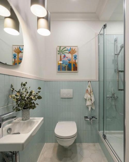 Небольшая ванная комната оформленная в очень нежных тонах. 02