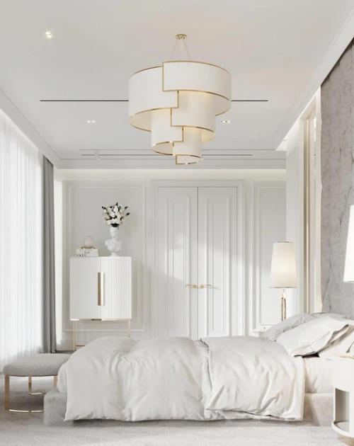 Светлая спальная комната в стиле неоклассика.