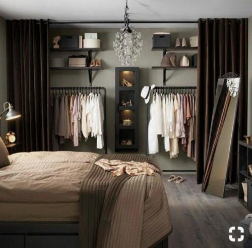 Открытые шкафы со шторами - уютная альтернатива дверцам. 01