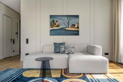 Панорамная трёшка с видом на город и яркими акцентами. 03