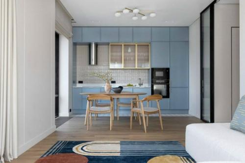 Панорамная трёшка с видом на город и яркими акцентами. 01