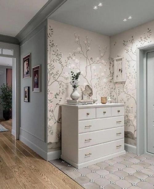 Нежное, симпатичное оформление прихожей.