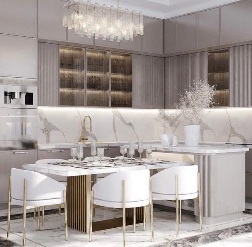 Монохромный интерьер в оформлении большой, просторной кухни. 01