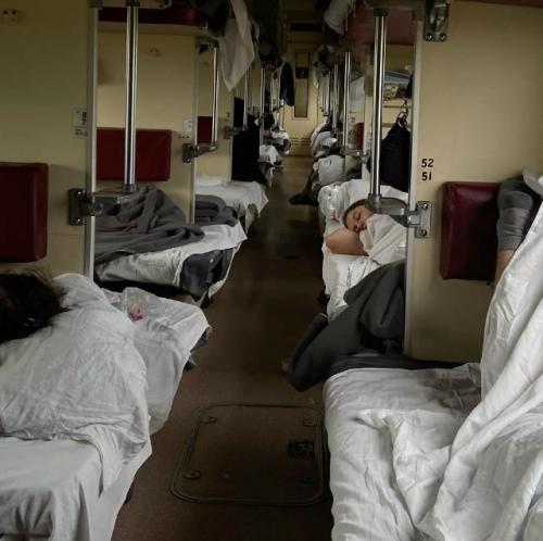 Поезд, плацкарт. 
В купе нас трое: я (верхняя полка свободна), напротив - женщина лет сорока с дочкой примерно десяти. 

