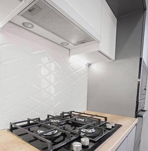 Дизайн интерьера кухни в сером цвете. 
