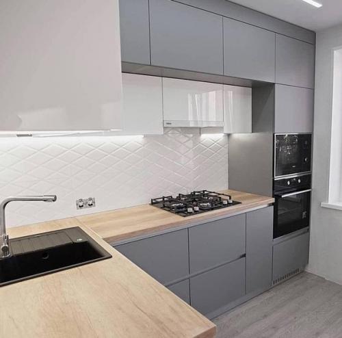 Дизайн интерьера кухни в сером цвете. 01