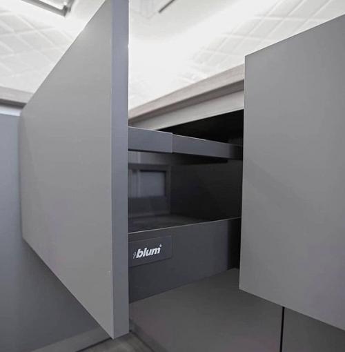 Дизайн интерьера кухни в сером цвете. 07