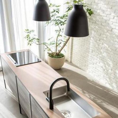 Детали из черного матового металла.