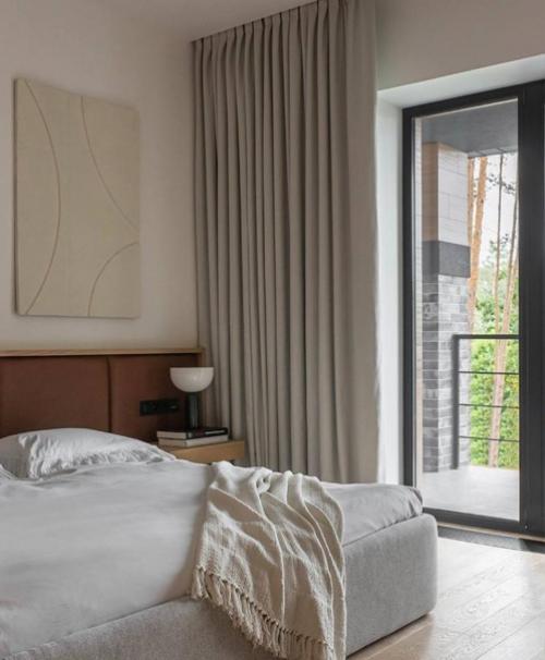 Дом в окружении сосен. 01