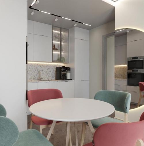 В этой кухне много цветов, но все они мягкие и пастельные.