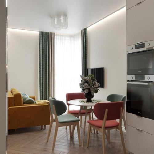 В этой кухне много цветов, но все они мягкие и пастельные. 01