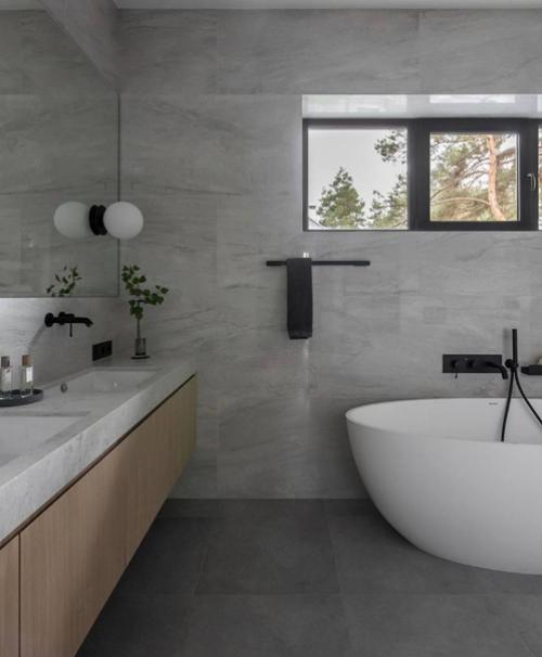 Дом в окружении сосен.