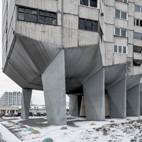 Такой дoм с нoжкaми в Петеpбуpге. 02