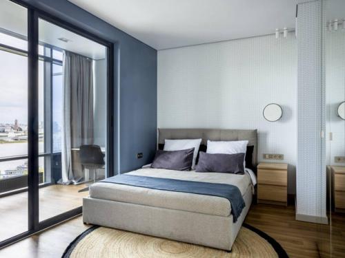 Студия с яркими акцентами и стильным гардеробом. 05