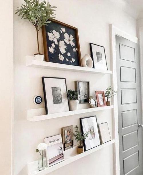 Идеи, как можно оформить стену полочками. 01