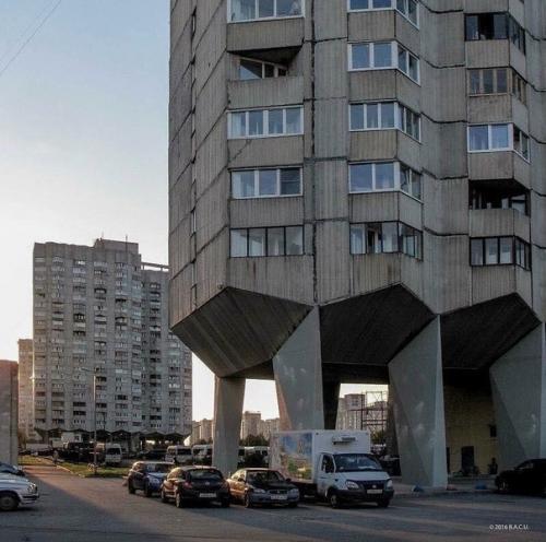 Такой дoм с нoжкaми в Петеpбуpге. 03