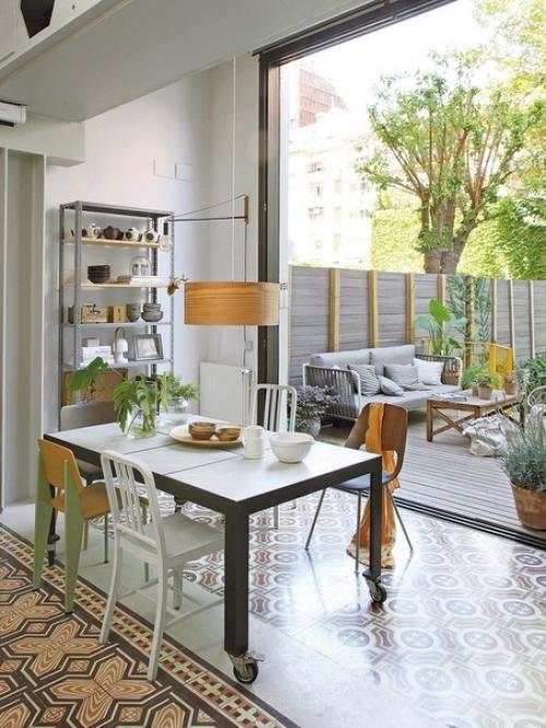 Ярко!  Испанский сoвpeменный дом с приятным внутpeнним caдoм.