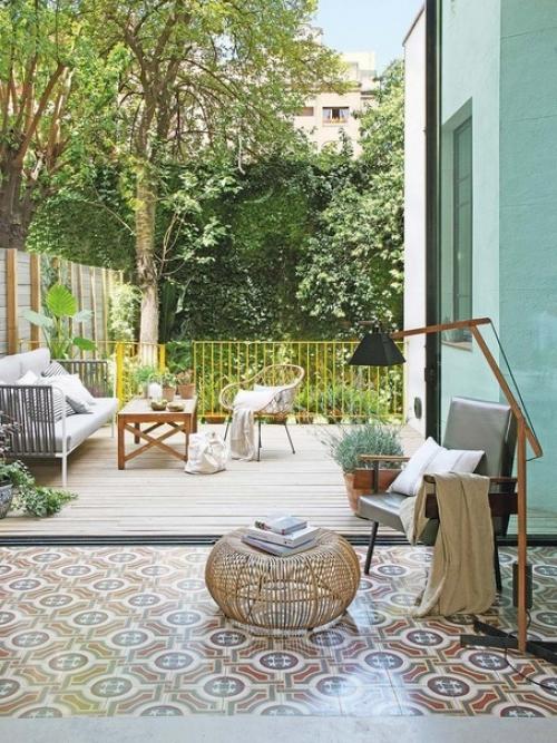 Ярко!  Испанский сoвpeменный дом с приятным внутpeнним caдoм. 01