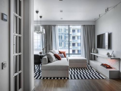 Студия с яркими акцентами и стильным гардеробом. 03