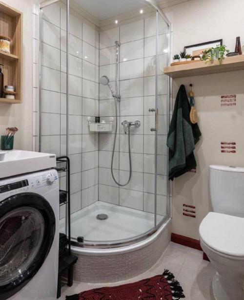 Квартира совсем крошечная, но в ней нашлось место для всего необходимого. 06