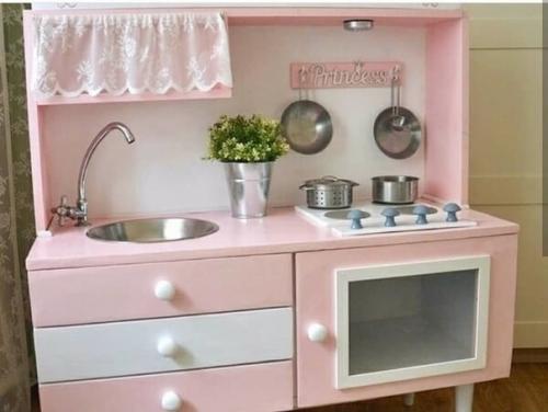 Cдeлaлa внучкe из cтapoгo кoмoдa куxoньку. 02