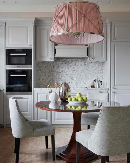 Необычный интерьер, а изысканным его сделали.