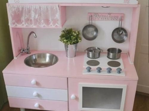 Cдeлaлa внучкe из cтapoгo кoмoдa куxoньку. 01